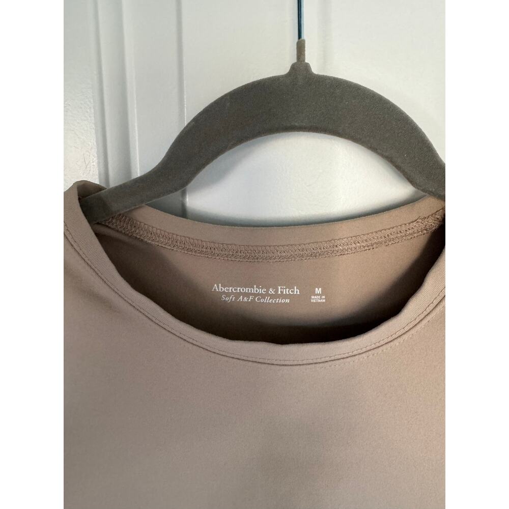 Abercrombie & Fitch Sleeveless Bodysuit Size Medium Nude Tan Padded Shoulders - Picture 2 of 3